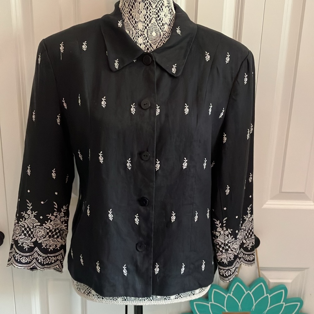 Size 8 Super cute black with white embroidery fully lined linen jacket.